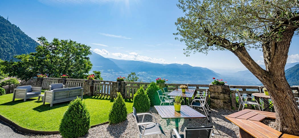 Blick auf Meran von der Terrasse des Gasthofs Oberlechner in Vellau oberhalb von Algund