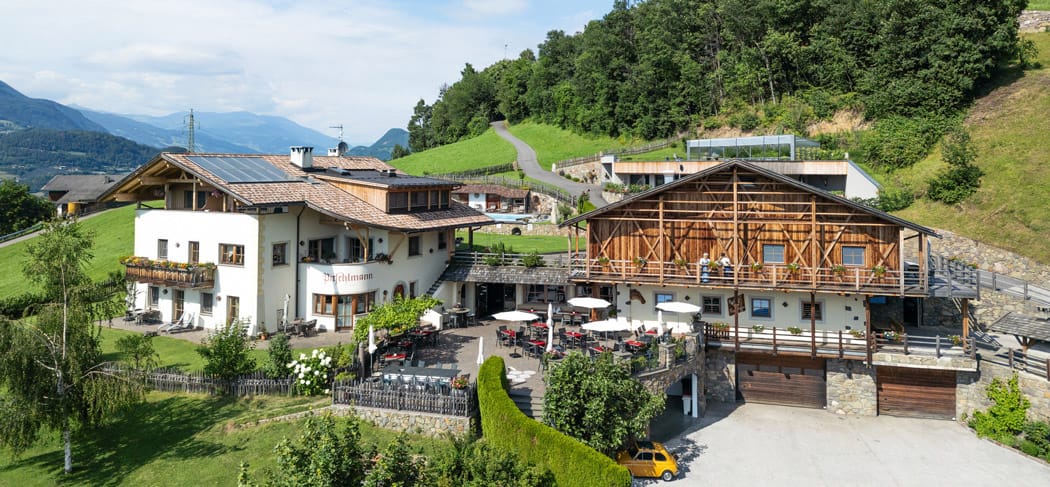 Vista sul ristorante e pizzeria Pitschlmann a Fiè allo Sciliar nella zona dell'Alpe di Siusi in Alto Adige