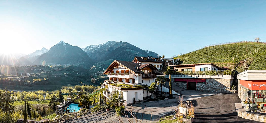 Hotel Weingut Innerleiterhof Schenna – Panorama über Meran, Weinberge, Pool und Weinlounge WEIN.genuss in sonniger Hanglage