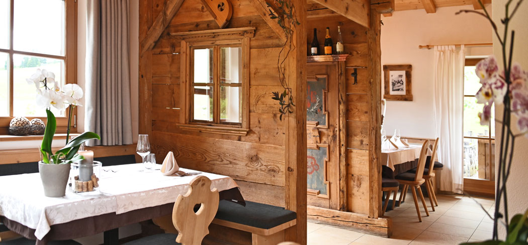 Blick in den schönen Spreisesaal vom Alpenrestaurant Elisabeth im Sarntal in Südtirol