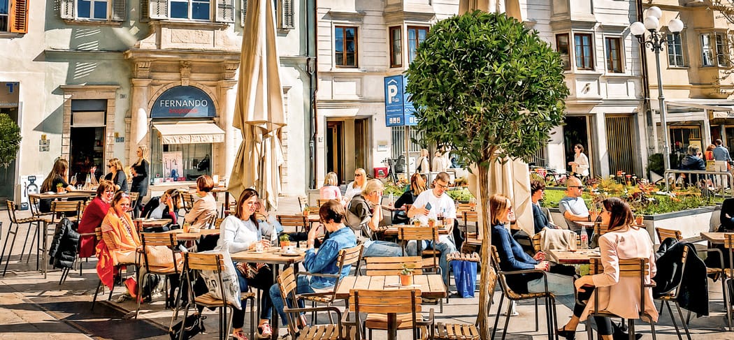 Cocktails und Aperitivo im Vögelino am Waltherplatz in Bozen – sommerliche Genussmomente auf der sonnigen Terrasse mitten in der Altstadt.