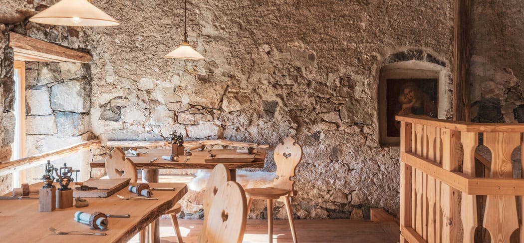Gemütliche Stube im historischen Huberhof in Völs am Schlern mit Natursteinmauern, Holzinterieur und liebevollen Details – uriges Ambiente mit Blick auf den Schlern.