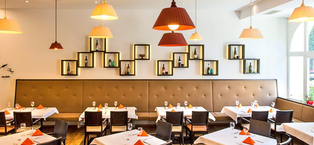 Innenansicht des Kolping Bistro & Café in Meran – stilvolles Restaurant in Südtirol mit modernem Design, gedeckten Tischen und gemütlicher Atmosphäre.