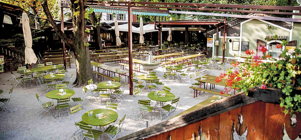 Blick auf den Biergarten mit Kastanienbäumen im Braugarten Forst - Restaurant & Biergarten in Algund - Gourmet Südtirol