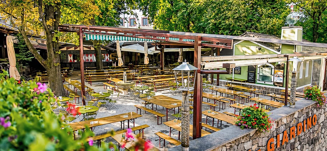 Blick auf den Biergarten mit Kastanienbäumen im Braugarten Forst - Restaurant & Biergarten in Algund - Gourmet Südtirol
