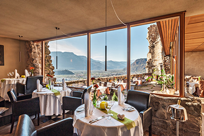 Piacere culinario e storia a Castel Flavon: un pranzo di festa sopra i tetti di Bolzano