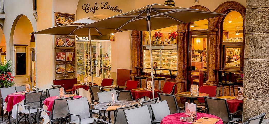 Café Lauben Meran: Frühstück, Aperitifs, hausgemachte Kuchen und Kaffeegenuss unter den historischen Meraner Lauben erleben.