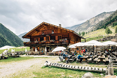 Blick auf den Eishof, Alm & Berggasthof im Pfossental im Schnalstal in Südtirol