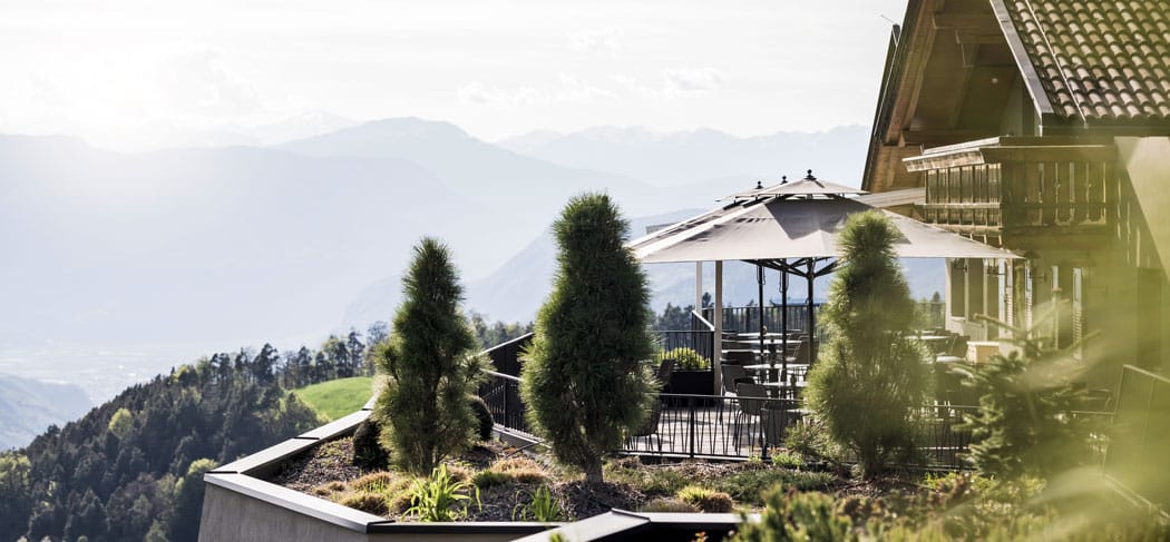 Panoramaterrasse des Restaurants Schönblick in Völs am Schlern mit Blick auf die Bergwelt Südtirols – ein Ort für Genuss, Ruhe und beeindruckende Weitsicht.
