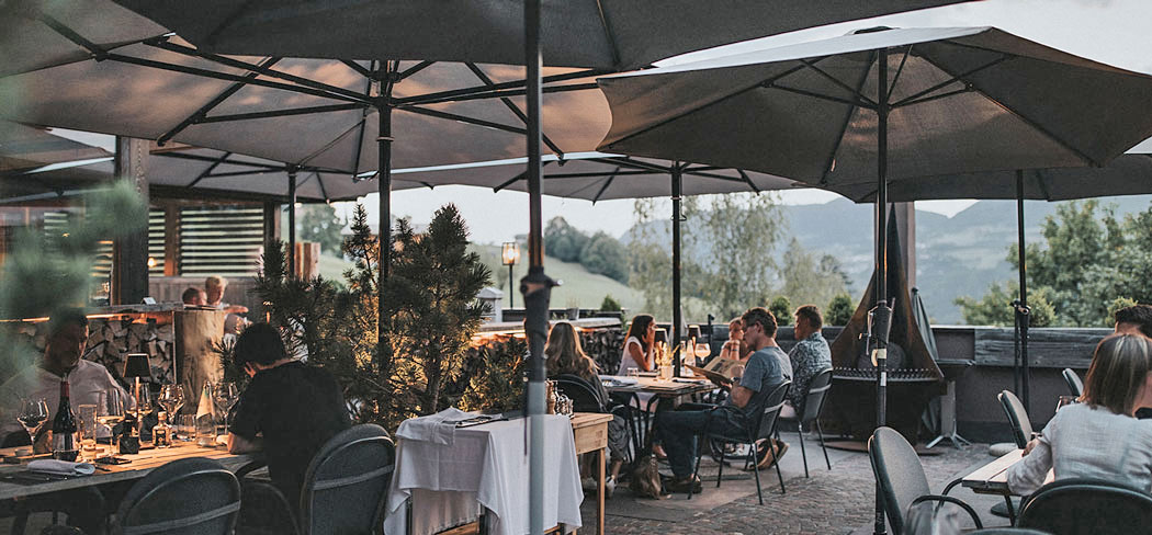 Blick auf die großzügige Panoramaterrasse im Restaurant Presulis in Völs am Schlern