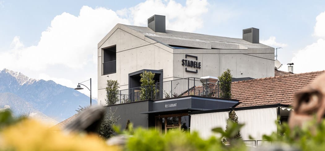 Stadele Rooms a Lana – moderno boutique hotel con ristorante e vista sulle montagne in Alto Adige.
