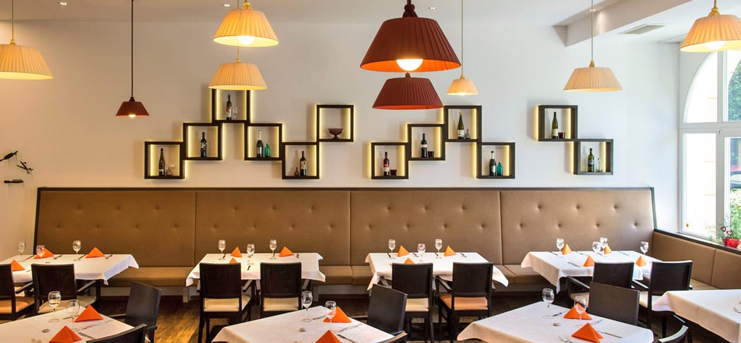 Interno del Kolping Bistro & Café a Merano – ristorante elegante in Alto Adige con design moderno, tavoli apparecchiati e atmosfera accogliente.