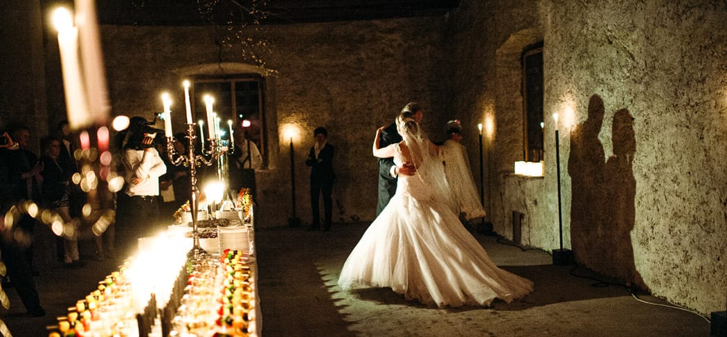 Hannah & Elia Catering Südtirol: Romantischer Hochzeitstanz in stilvollem Ambiente, begleitet von exklusivem Catering und festlicher Atmosphäre.