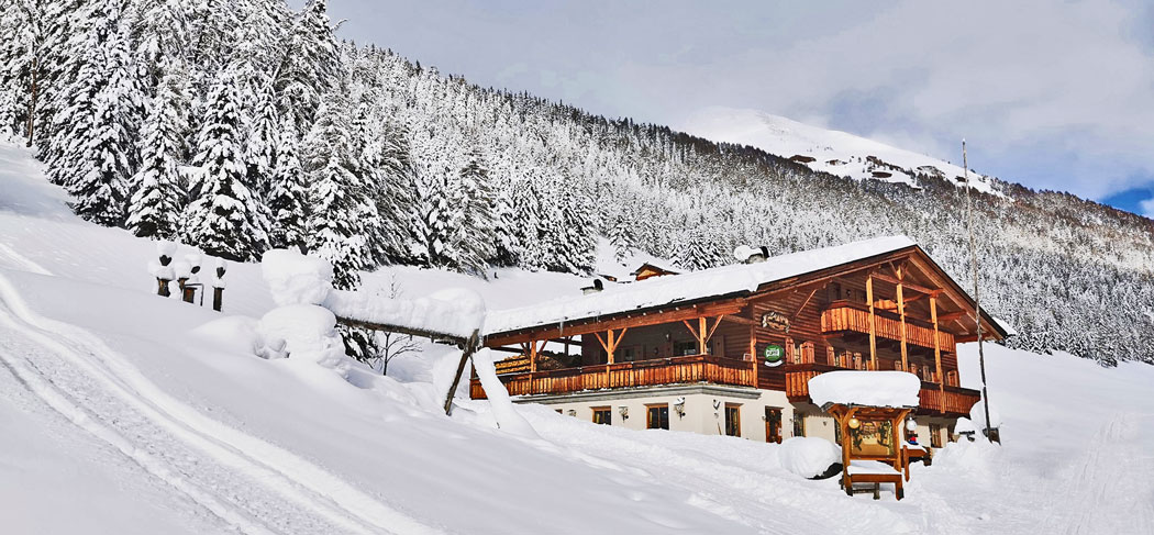 Außenansicht der Großberghütte im Winter im Altfasstal oberhalb von Meransen in Südtirol