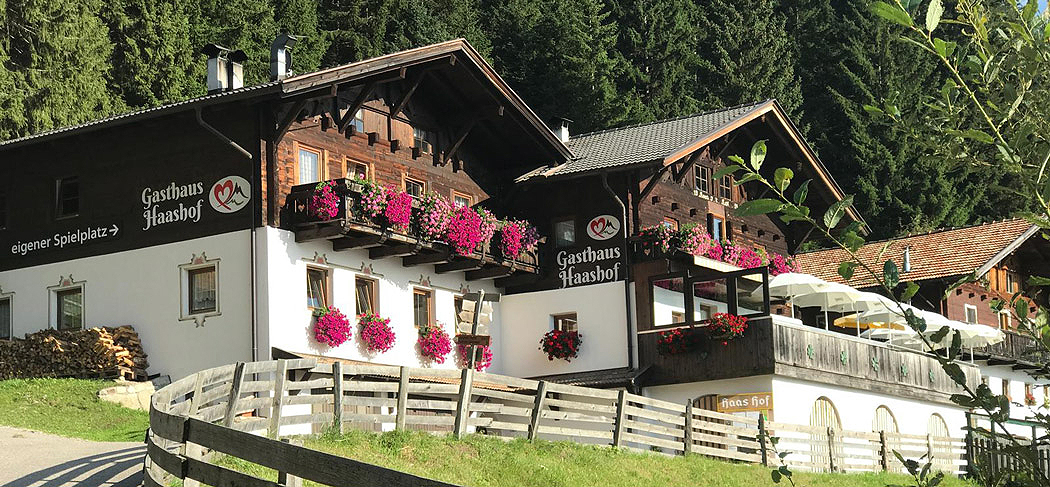 Außenansicht vom Haashof - Gasthaus & Cafè in Schenna/Videgg - Gourmet Südtirol