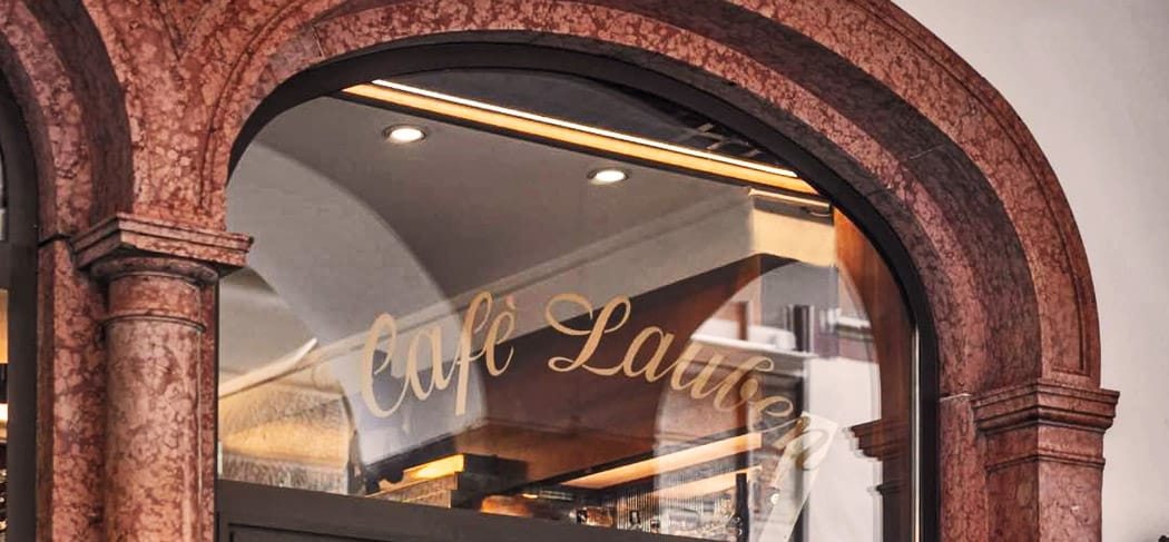 Café Aida Meran: Historisches Café am Pfarrplatz mit gemütlicher Terrasse, umgeben von engen Gassen, ideal für Kaffee, Kuchen und Aperitifs in der Altstadt.
