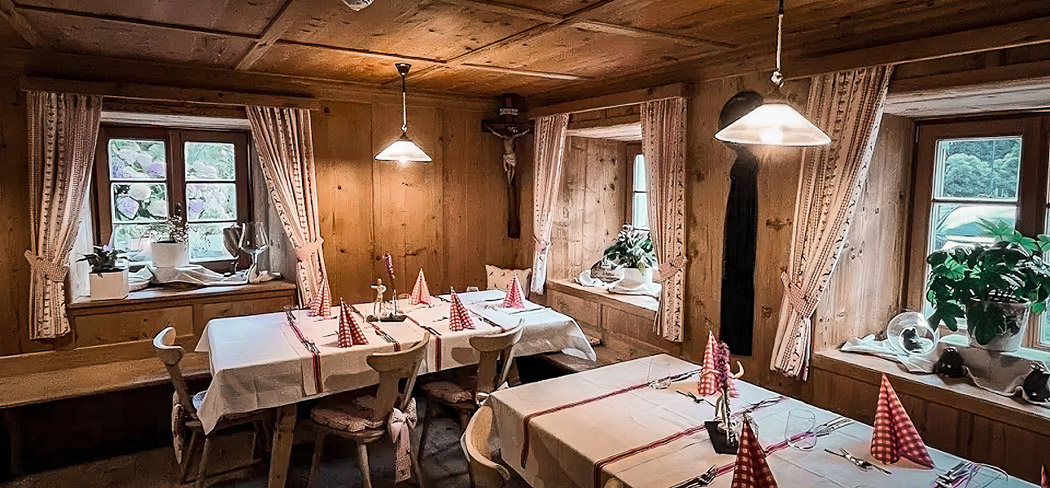 Gemütliche Tiroler Stube im Gorgeler Bar & Steakhouse in Ratschings mit liebevoll gedeckten Tischen, Holzeinrichtung und warmem Licht – ein Ort zum Wohlfühlen und Genießen.