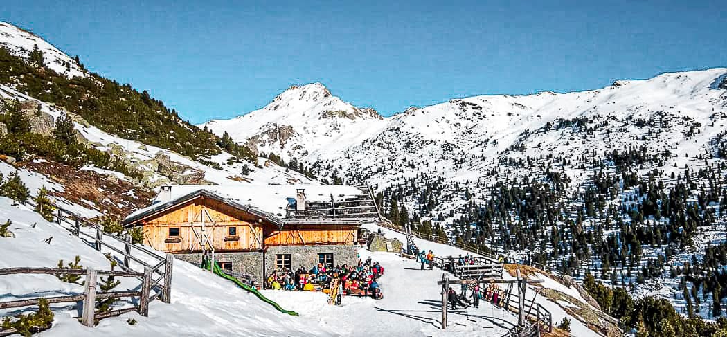 Außenansicht der schönen Getrum Alm im Winter in Reinswald im Sarntal