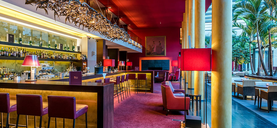 Ein Blick auf die Bar der Palm Lounge im Thermenhotel in Meran 