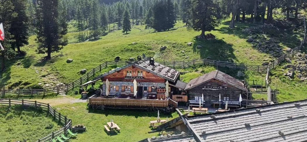 Gemütliche Mauslochalm auf dem Naturnser Nörderberg: Traditionelle Berghütte inmitten grüner Wiesen und Wälder mit Sonnenterrasse und herrlicher Aussicht.