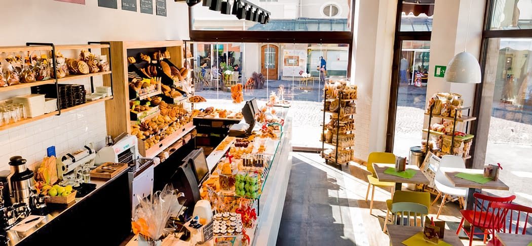 Erb Panificio Merano – moderna caffetteria e panificio in Corso della Libertà, con specialità di pane fresco, prodotti da pasticceria, colazione e un accogliente spazio per sedersi.