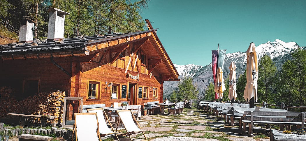 Rifugio Malga Lafetz nei pressi di Nostra Signora nella gola di Senale in Val Venosta, con accogliente terrazza e splendida vista panoramica sulle montagne.