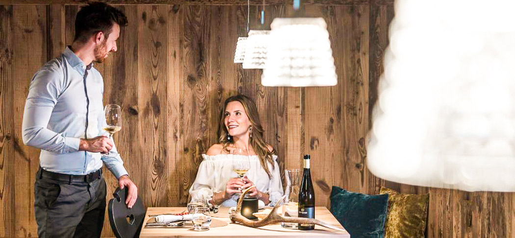 Gemütlicher Restaurantbereich im Waldrast Restaurant in Seis am Schlern mit Holzwänden, stilvoller Einrichtung, warmem Licht und modern-alpinem Ambiente.