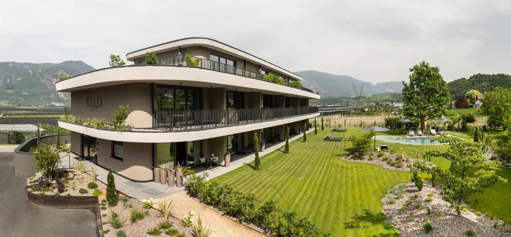 BELIA Lofts in Eppan: modernes Adults-Only-Apartmenthaus mit Terrassen, großem Garten, Naturpool und Blick auf Weinberge und Berge in Südtirol.