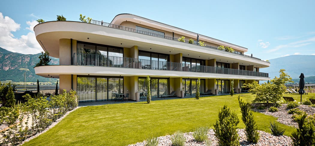 Modernes Apartmenthaus Belia Lofts in Eppan mit stilvoller Architektur, großen Panoramafenstern, gepflegtem Garten und herrlichem Blick auf das Südtiroler Etschtal.