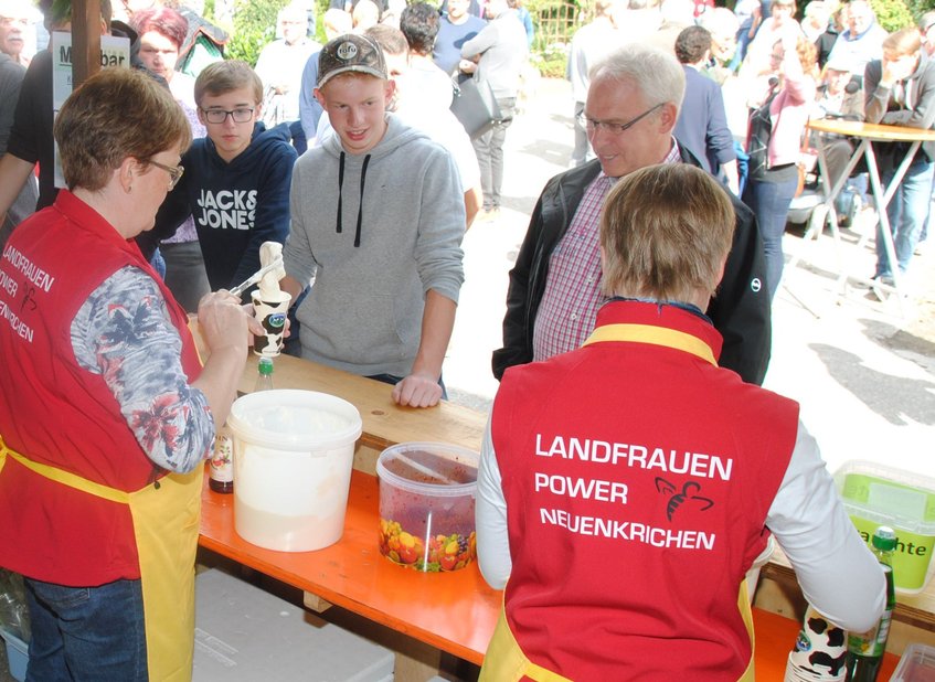 LandFrauen in Aktion - am Vormittag unterstützten die LandFrauen Neuenkirchen. - Foto: Björn Thienenkamp