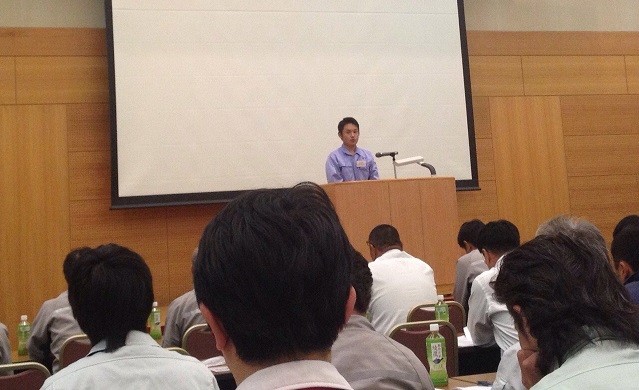 熱弁をふるう加藤