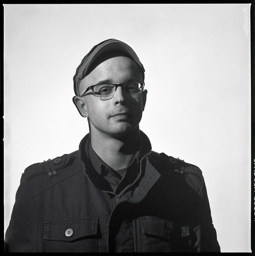 Dieses Porträt von Tom Gräbe entstand etwa 2010. Auf jegliche Retusche wurde verzichtet. Mittelformat 6x6 Hasselblad Kamera, 80 mm Objektiv