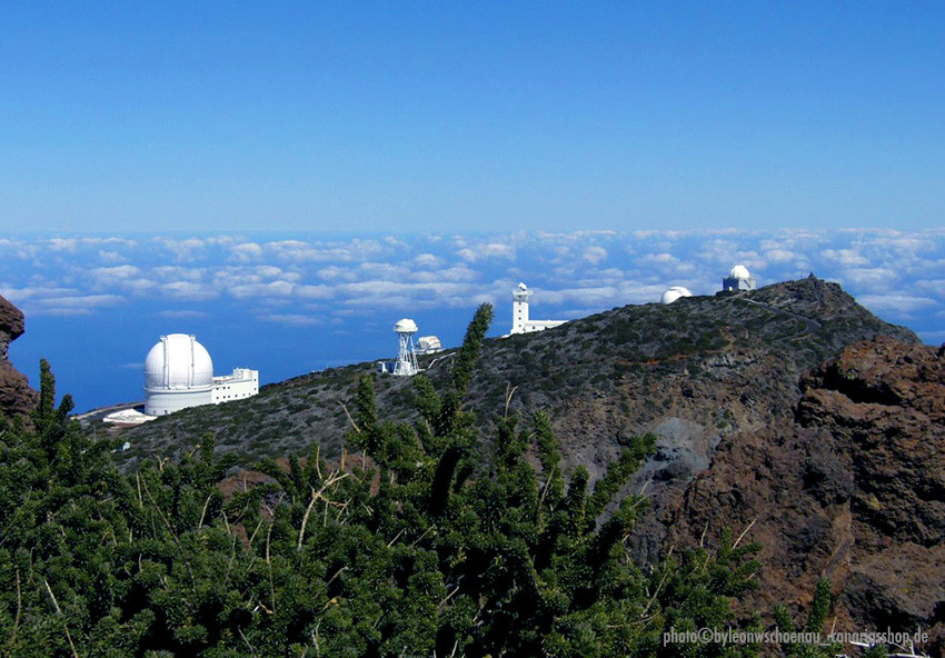 Blick auf die Observatorien und anderen technischen Weltraum-Beobachtungseinrichtungen auf dem Roque des Los Muchachos, links im Bild das GTSC.