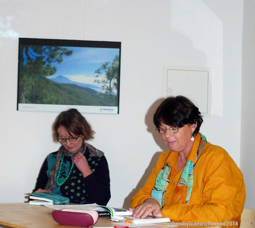 Autorin Ines Dietrich, La Palma, (r.) liest aus ihrem Buch. Links: Verlegerin Claudia Gehrke.