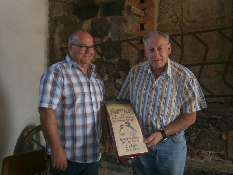 Zuchtfreund Aarandt spendiert die Ehrenbänder zur Gruppenschau. Vielen Dank