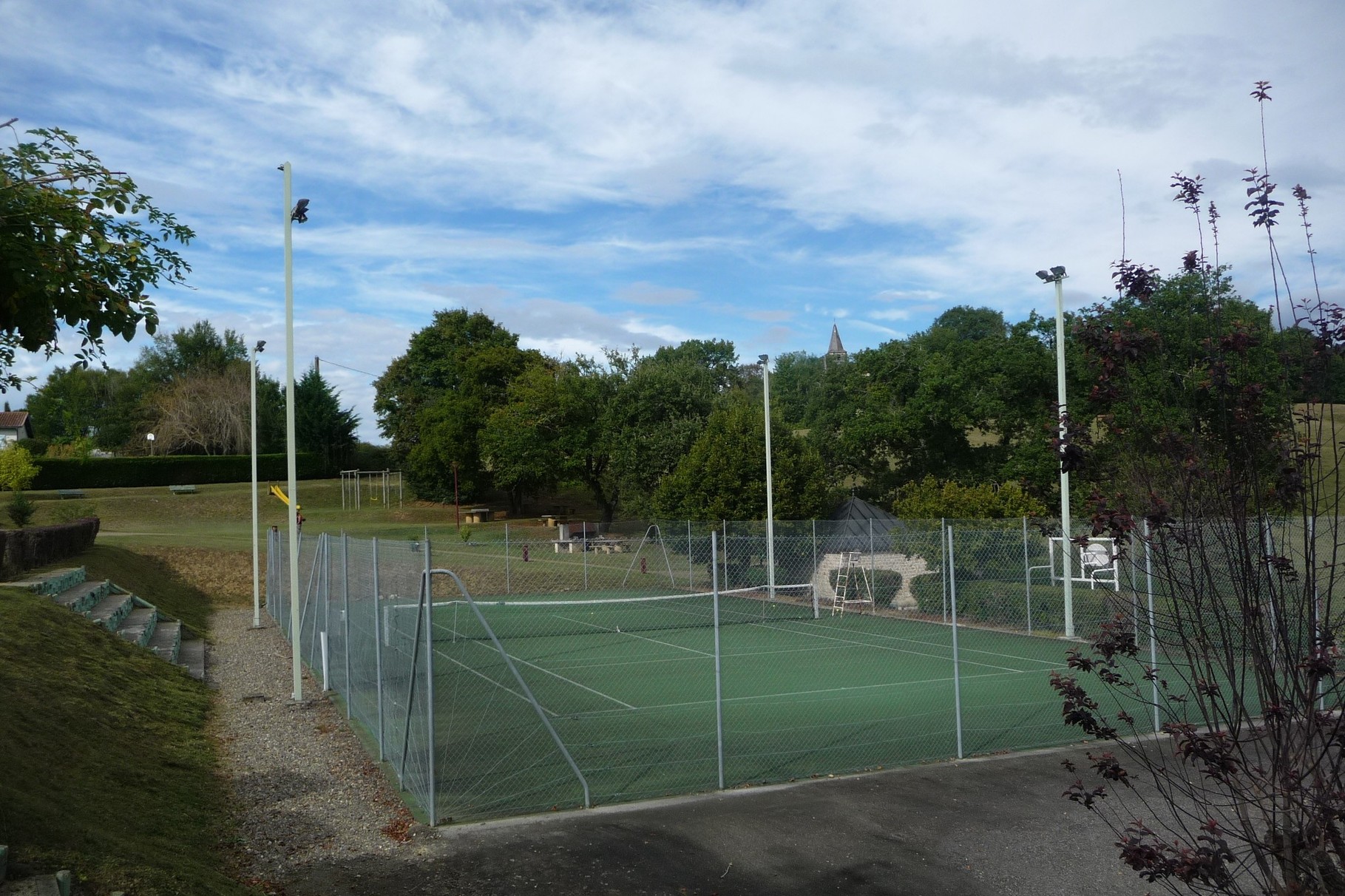 Terrain de tennis libre d'accès