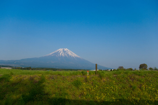 日本一の霊峰富士に　はぐくまれ