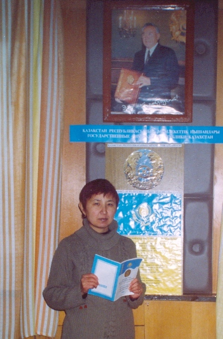 Библиотекарь Сахариянова А.К.  проводит мероприятие 2000-е годы