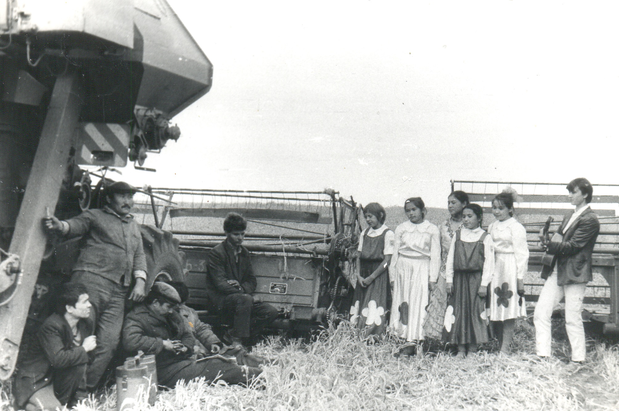 Участники агитбригады на полях совхоза Боровой 1980 - е годы