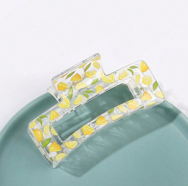 Une pince à cheveux motif citron.