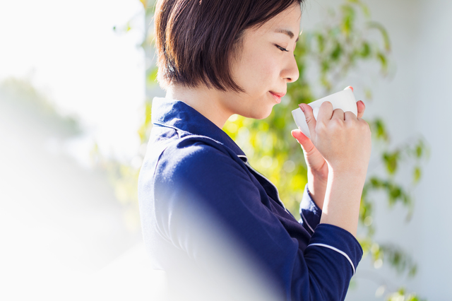 白湯を飲む女性