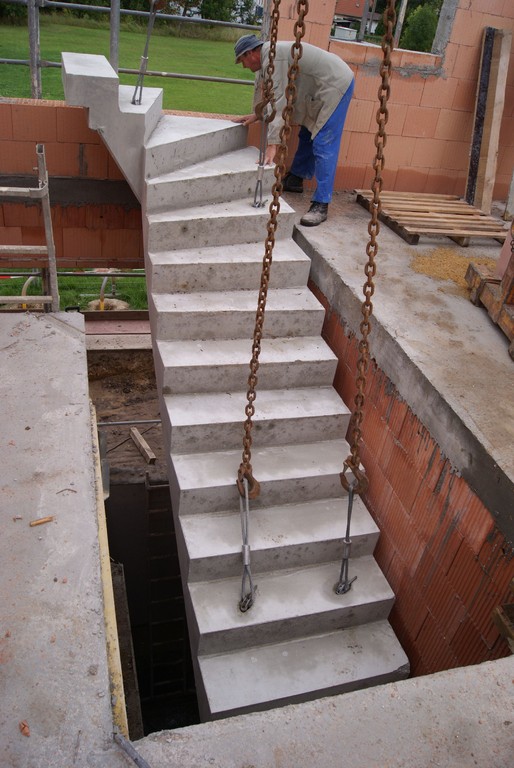 Einbau der Kellertreppe (Einfädeln in das Treppenloch der Erdgeschossdecke)