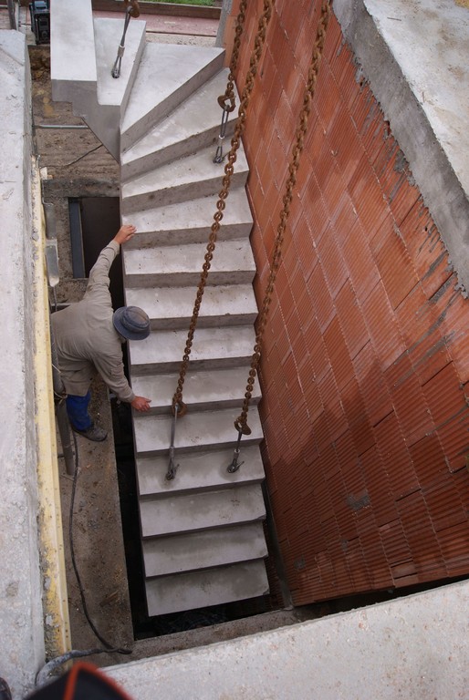 Einbau der Kellertreppe (Einfädeln in das Treppenloch der Kellergeschossdecke)