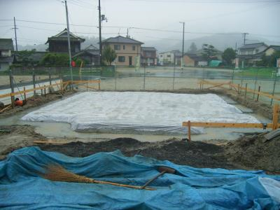 土を掘って、湿気を防ぐシートが敷かれました。