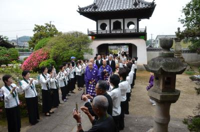 二十数年ぶりのお稚児行列。御詠歌隊、御導師、御稚児の順で。