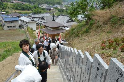 【厄除参道】四国霊場のお砂が埋めてあります。四国へ行けない方はこちらへ。