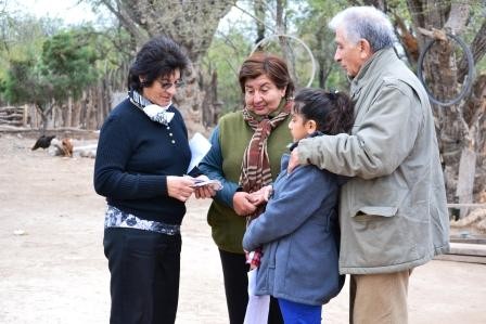 La tía de Lidia (fallecida) recibiendo el dinero recolectado