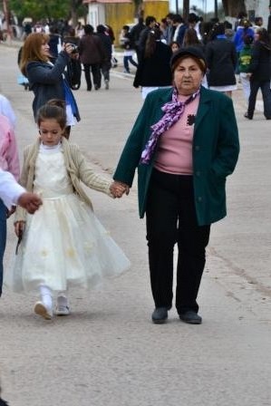 Finaliza la jornada cívica. Abuela y nieta emprenden el regreso al hogar