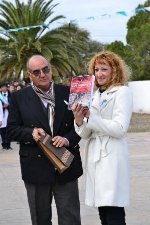 Aroldo Méndez hace entrega de un libro a la directora Sonia Chein