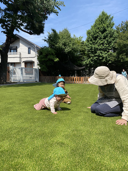 赤ちゃんたちもハイハイ上手です。